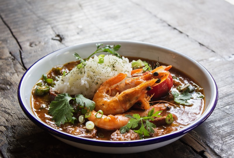 Moqueca baiana com peixe fresco e camarões